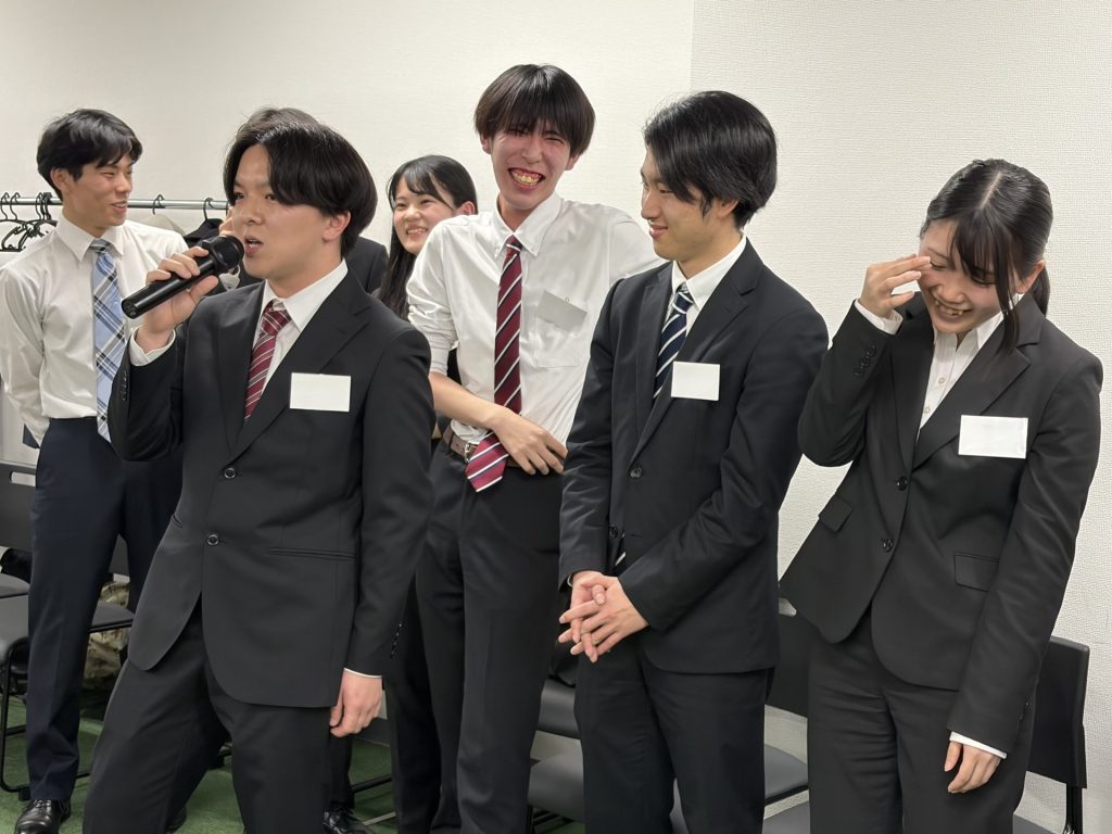 自己紹介する新入社員